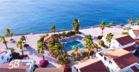 Oceanfront Townhome in Marazul Dive Resort Condominio in Sabana Westpunt