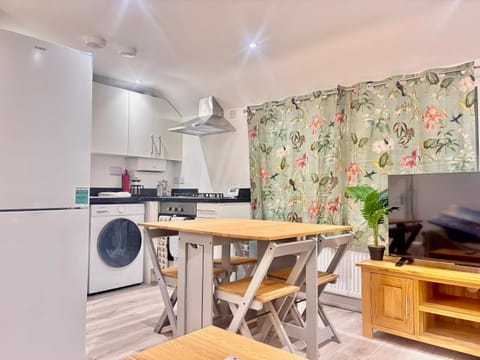 TV and multimedia, Dining area, dishwasher, oven