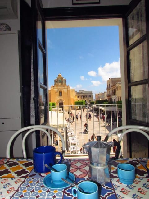 Facade/entrance, Food close-up, Balcony/Terrace, Other, Decorative detail, City view, Landmark view