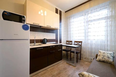 Kitchen or kitchenette, Seating area, Dining area, minibar, stove