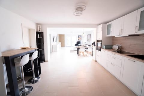 Kitchen or kitchenette, Dining area, dishwasher, pet friendly, stove