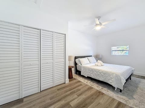 3BR Lake Front Getaway House in North Lauderdale