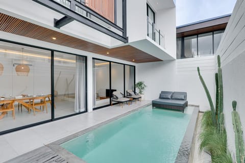View (from property/room), Balcony/Terrace, Pool view, Swimming pool, Swimming pool