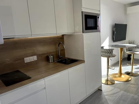 Coffee/tea facilities, Seating area, Dining area, microwave, oven, stove, toaster, kitchen