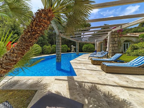 Superbe villa spacieuse, piscine chauffée, padel Villa in Saint Paul de Vence