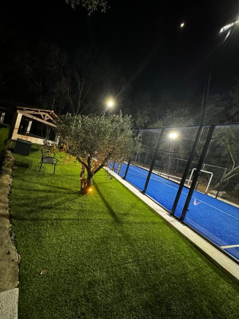Superbe villa spacieuse, piscine chauffée, padel Villa in Saint Paul de Vence