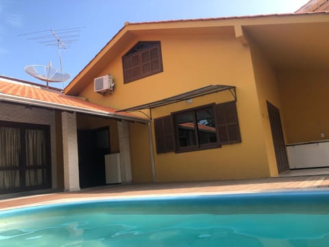 Linda casa com piscina em Bombinhas, espaço inteiro Haus in Porto Belo