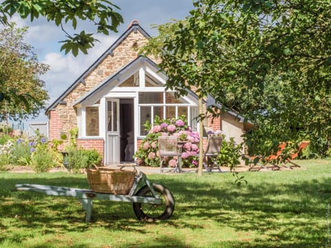 Property building, Spring, Day, Natural landscape, Garden, Garden view