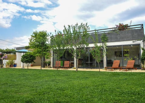 Facade/entrance, Balcony/Terrace, Garden view