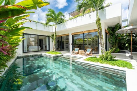 Property building, Patio, Day, Garden, Garden view, Pool view, Swimming pool, sunbed