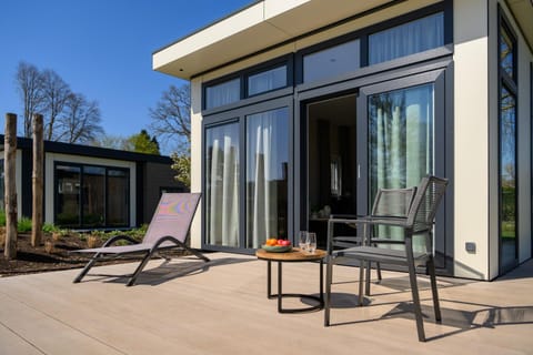 Modernes Chalet mitten im Grünen mit eigener Terrasse am Wasser Nr 67 Apartment in Nettetal