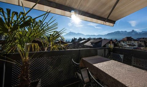 Lake and Mountain View Villa with Whirlpool and Free Parking in Huenibach Villa in Hilterfingen