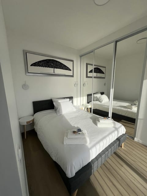 Bed, Bedroom, cot, towels