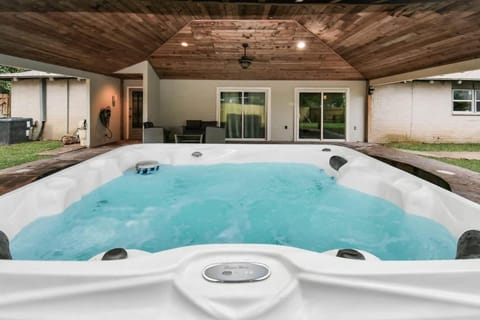 Pool Hot-Tub - 4 BR Luxury Home in Friendswood House in Pearland