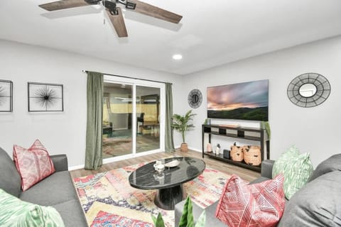 Pool Hot-Tub - 4 BR Luxury Home in Friendswood House in Pearland