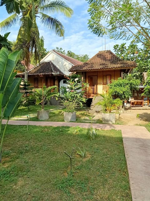 Tri Putri Homestay Bed and Breakfast in Pujut