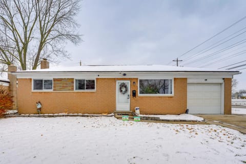 8 Mi to Detroit Zoo Family Home with Game Room House in Warren