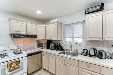 8 Mi to Detroit Zoo Family Home with Game Room House in Warren