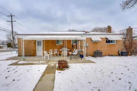 8 Mi to Detroit Zoo Family Home with Game Room House in Warren