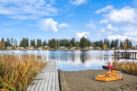 Serene Waterfront Escape w Amazing View & Hot Tub Villa in Paine Lake Stickney