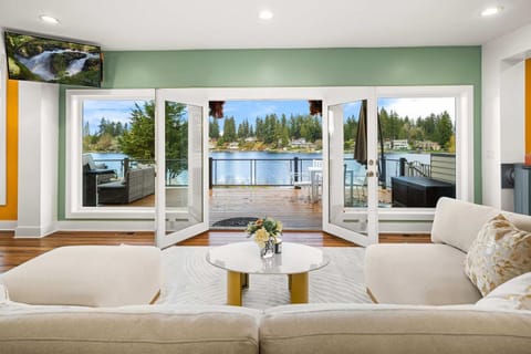Serene Waterfront Escape w Amazing View & Hot Tub Villa in Paine Lake Stickney