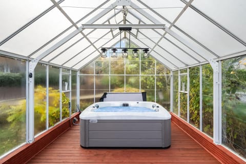 Serene Waterfront Escape w Amazing View & Hot Tub Villa in Paine Lake Stickney