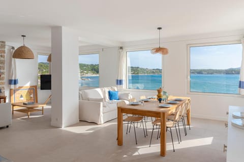VILLA BLEU HORIZON Bandol - Vue Mer - Plage -Parking- 4 chambres en suite - Terrasse - proche Casino Villa in Sanary-sur-Mer