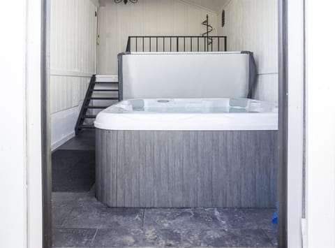 Vintage Terrace Spacious Historic Getaway Hot Tub House in Carlton