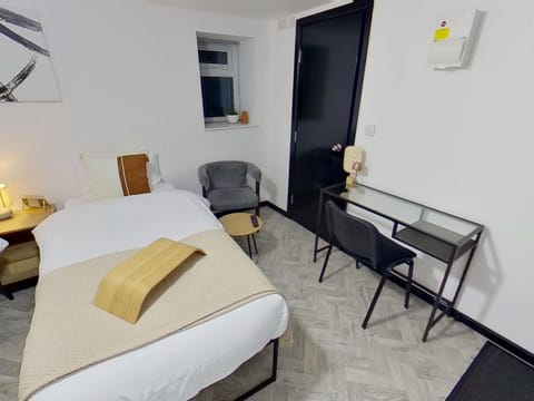 Stylish Modern Studio Near MediaCityUK & Manchester Centre - Free Parking - Sleeps 2 Enjoy Apartment in Salford