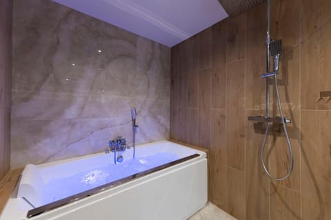 Hot Tub, Bath