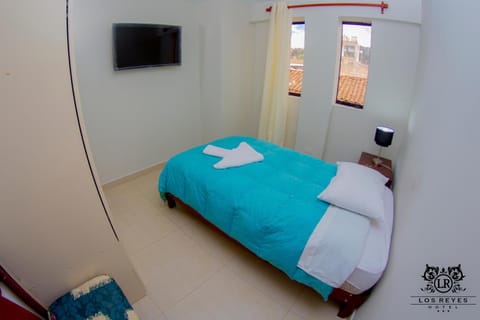 Bed, TV and multimedia, Photo of the whole room, Bedroom, towels