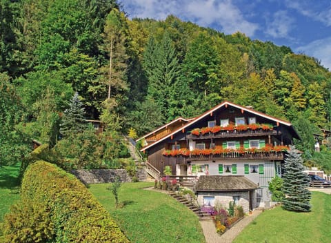 Property building, Facade/entrance, Off site, Natural landscape, Garden, Balcony/Terrace, Autumn