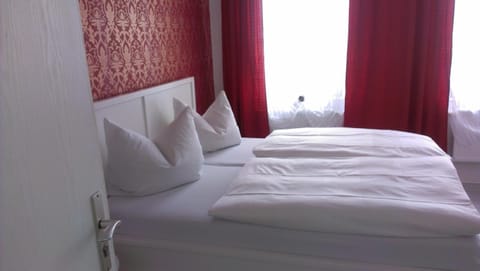 Bed, Photo of the whole room, Decorative detail, Street view