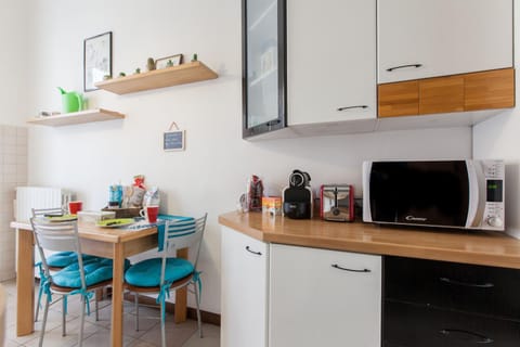 Coffee/tea facilities, Kitchen or kitchenette, Dining area