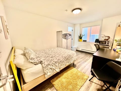 Bed, Kitchen or kitchenette, Photo of the whole room, Seating area, Bedroom
