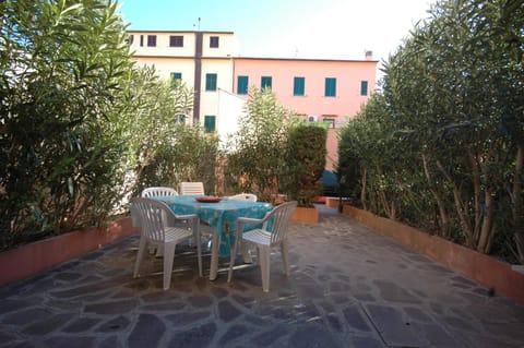 Patio, Dining area