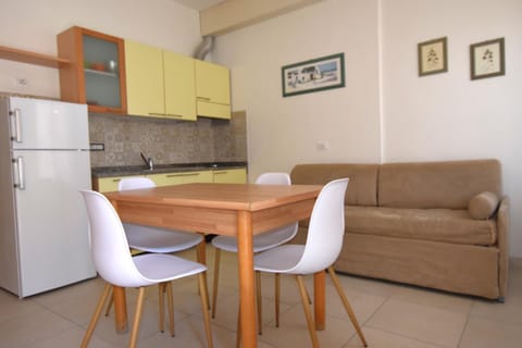 Kitchen or kitchenette, Seating area