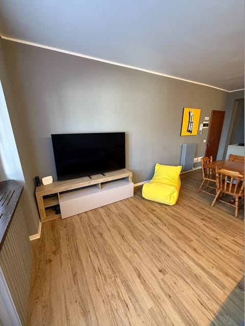 Communal lounge/ TV room, TV and multimedia, Living room, Seating area, Evening entertainment
