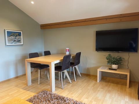 TV and multimedia, Living room, Seating area, Dining area