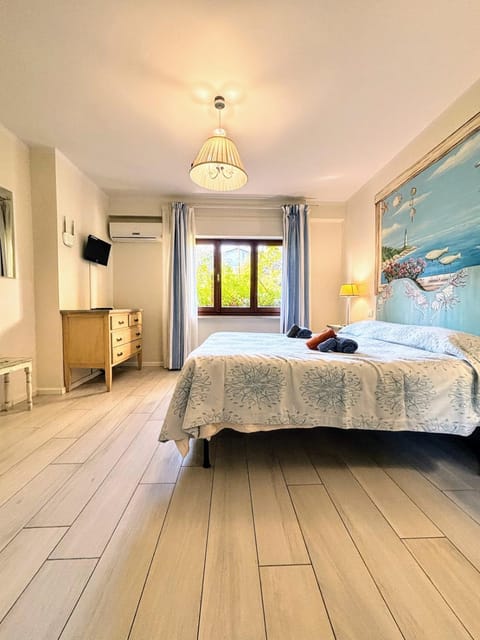 Bed, TV and multimedia, Photo of the whole room, Bedroom