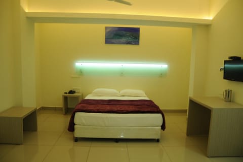 Bed, TV and multimedia, Bedroom