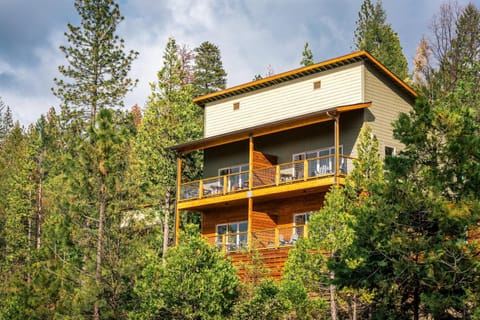 Rush Creek Lodge at Yosemite Resort in Tuolumne County