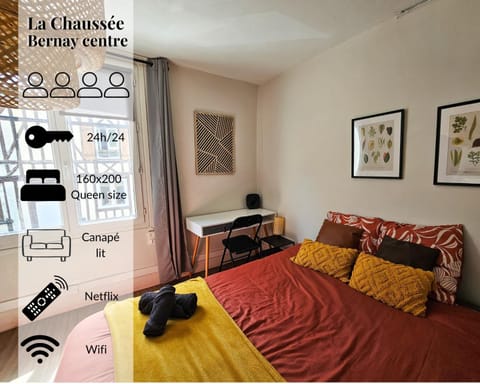 Bed, Kitchen or kitchenette, Seating area, Bedroom, cot