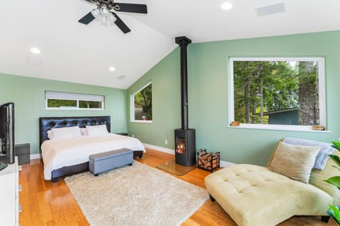 Hood Canal Shoreline Escape House in Brinnon