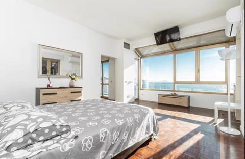 Bed, TV and multimedia, Photo of the whole room, Bedroom, Sea view