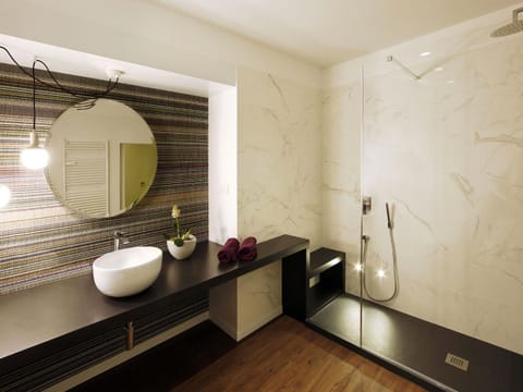 Bathroom, Photo of the whole room, Decorative detail