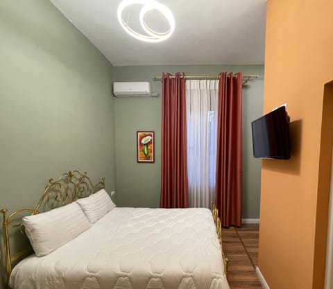 Bed, TV and multimedia, Photo of the whole room, Bedroom, air conditioner