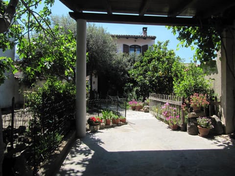 Property building, Garden, On site, Garden view