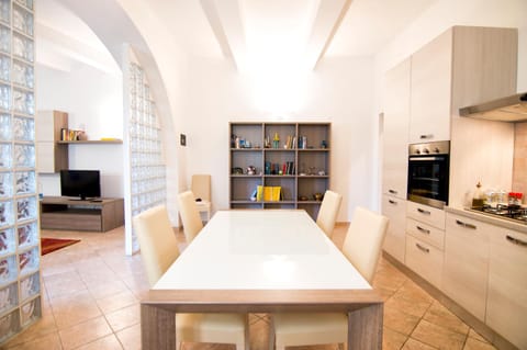 TV and multimedia, Coffee/tea facilities, Kitchen or kitchenette, Living room, Seating area