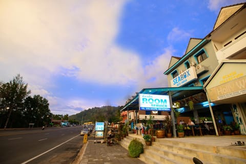 Property building, Neighbourhood, Mountain view, Quiet street view